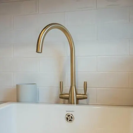 Beautifully Renovated 2 Bedroom Apartment Stirling Exterior photo