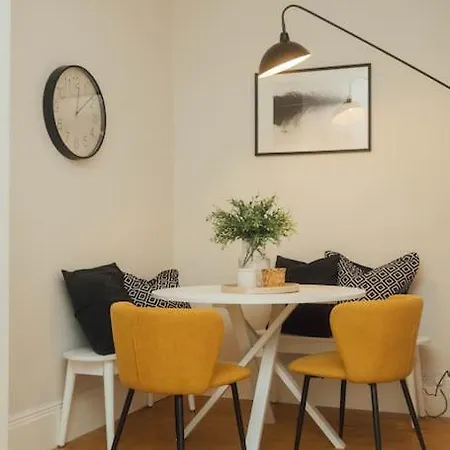 Beautifully Renovated 2 Bedroom Apartment Stirling Exterior photo