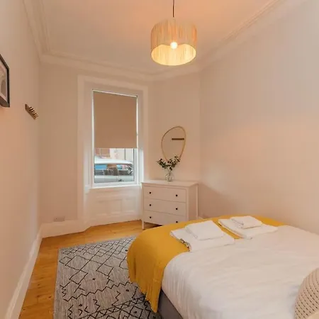 Beautifully Renovated 2 Bedroom Apartment Stirling Exterior photo
