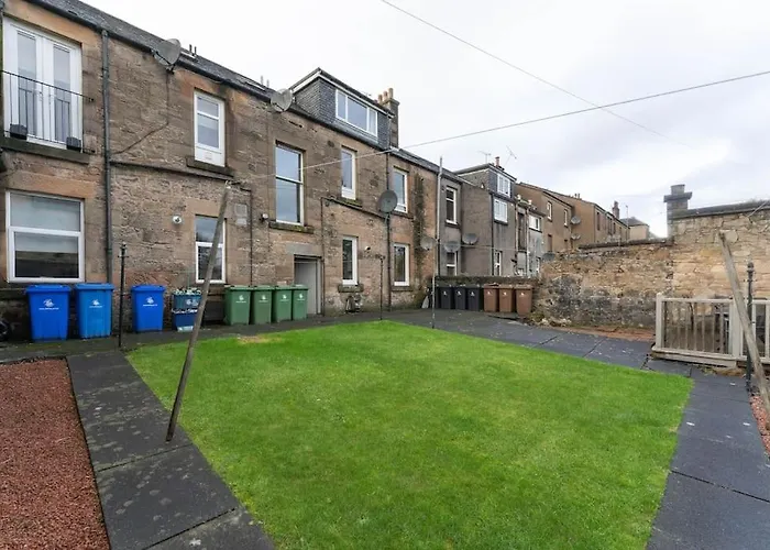 Beautifully Renovated 2 Bedroom Apartment
