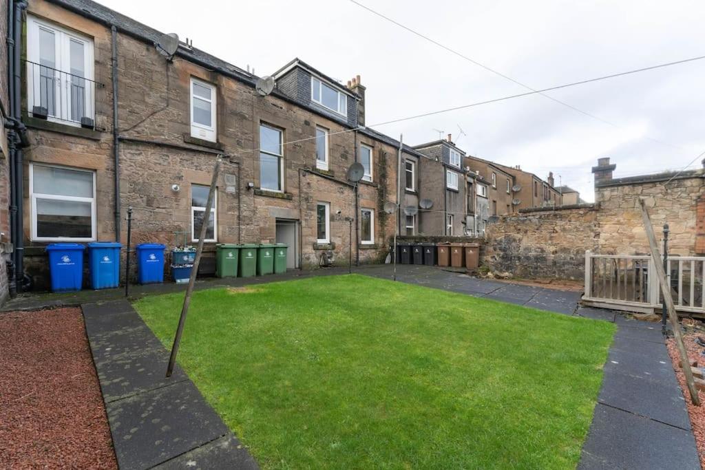 Beautifully Renovated 2 Bedroom Apartment Stirling