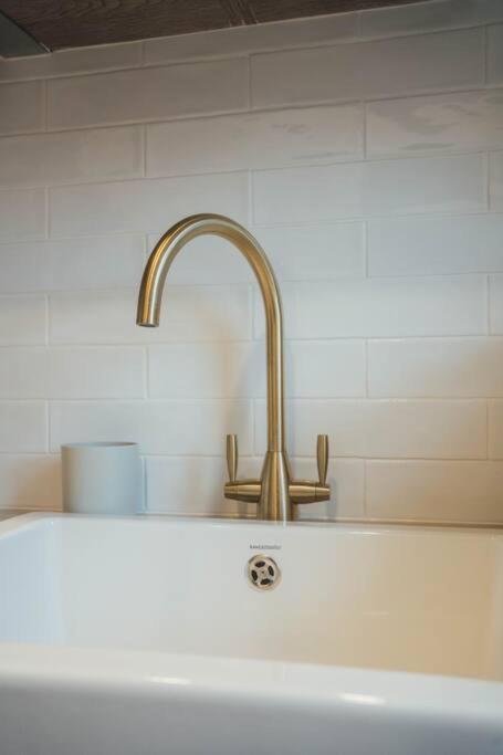 Apartment Beautifully Renovated 2 Bedroom *