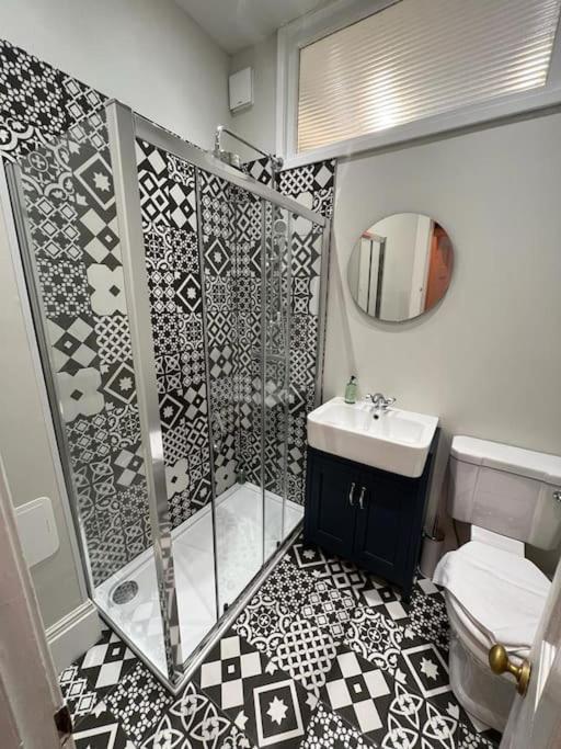 Apartment Beautifully Renovated 2 Bedroom *