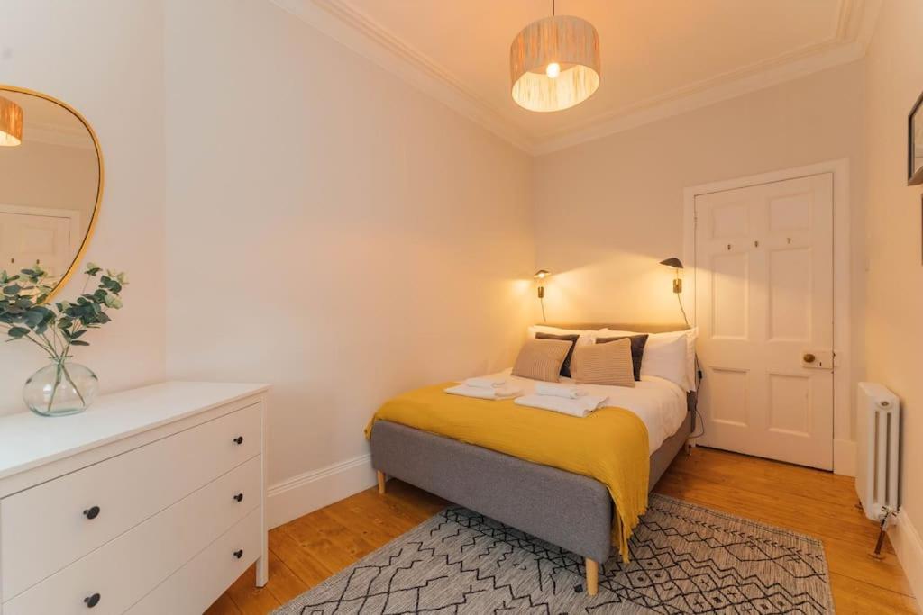 Beautifully Renovated 2 Bedroom Apartment *
