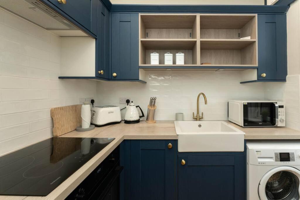 Beautifully Renovated 2 Bedroom *