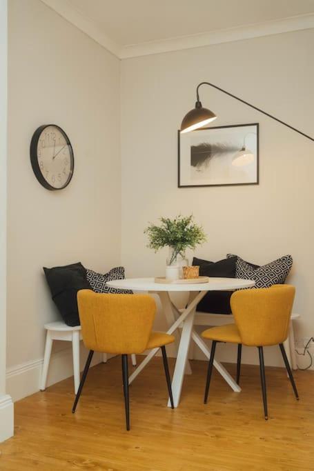 Apartment Beautifully Renovated 2 Bedroom *