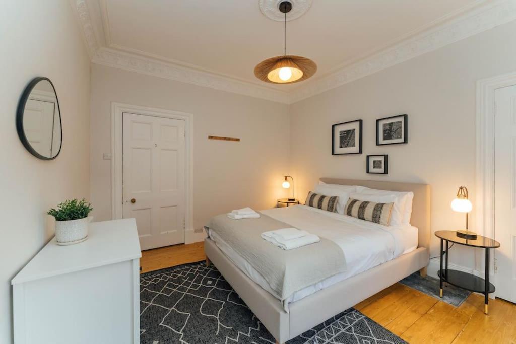 Beautifully Renovated 2 Bedroom Apartment