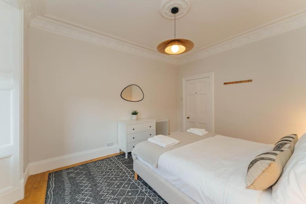 Beautifully Renovated 2 Bedroom Apartment