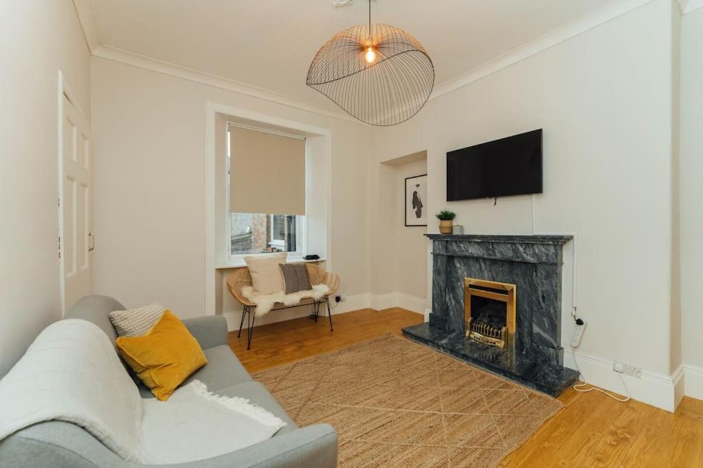 Beautifully Renovated 2 Bedroom * Stirling